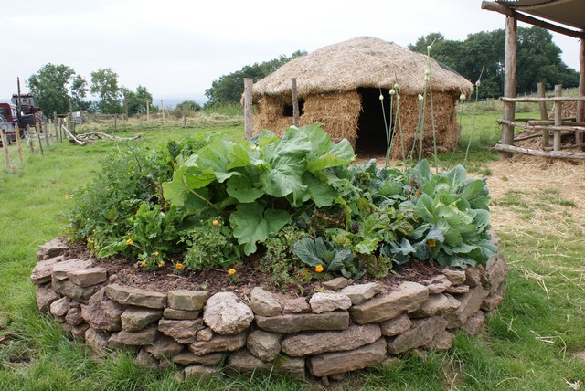 keyhole-garden_hut.jpg
